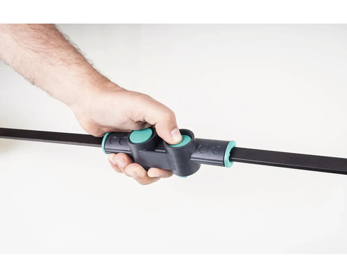 Hand hält Wolfcraft Einhandzwinge