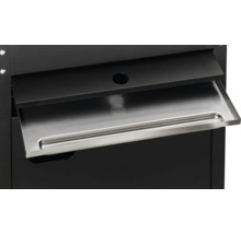 Detailansicht einer schwarzen Grillstation mit einer ausziehbaren Edelstahlschublade.