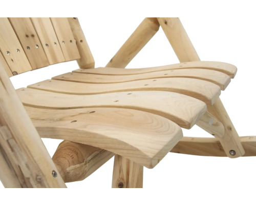 Detailansicht eines Holzstuhls mit geschwungenen Sitzflächen