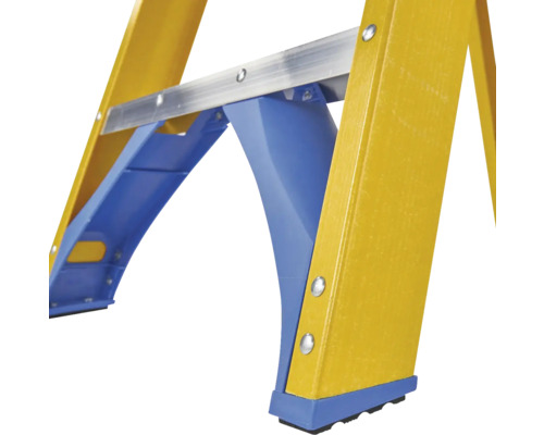 Detailansicht einer gelben Leiter mit blauen Verstrebungen und silberfarbenen Beschlägen