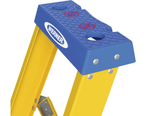 Detailansicht einer gelben Werner Leiter mit blauer Trittfläche