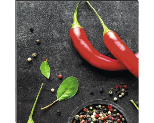 Zwei rote Chilischoten mit Pfefferkörnern und Blättern