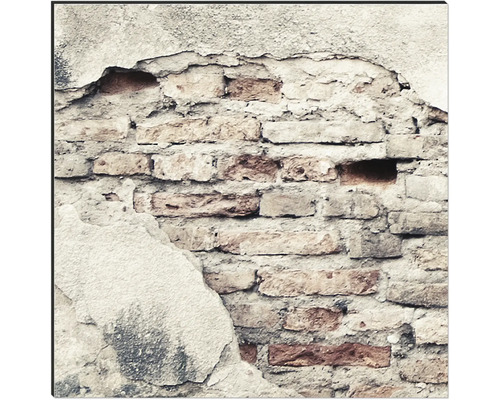 Beschädigte Backsteinmauer mit Putz