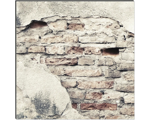 Beschädigte Ziegelmauer mit Putz