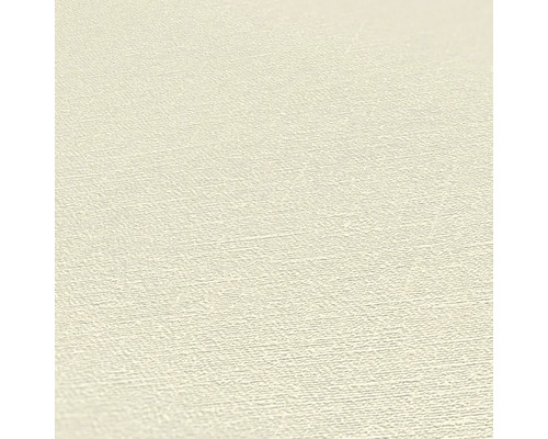 Nahaufnahme einer beigen Vliestapete mit leichter Textur.