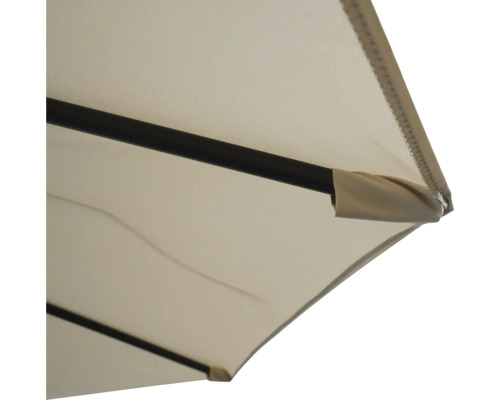 Detailaufnahme eines rechteckigen Sonnenschirms mit Gestell