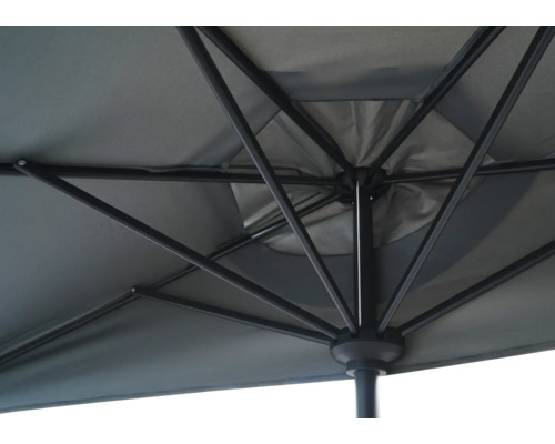 Detailansicht von unten eines Gartenschirms mit Metallgestell