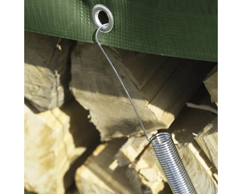 Detailansicht einer Plane, die mit einem Planenspanner an einem Holzstapel befestigt ist