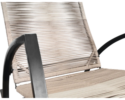 Detailansicht eines Gartenstuhls mit geflochtener Sitzfläche und Armlehnen