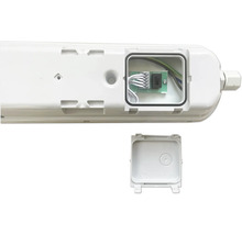 Detailansicht einer LED-Feuchtraumleuchte mit geöffnetem Anschlusskasten