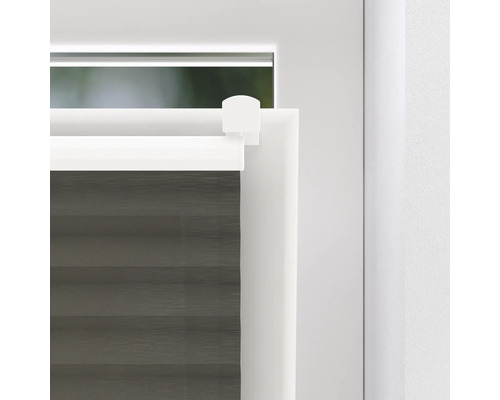 Detailansicht eines grauen Doppelrollos am Fenster mit weißem Rahmen