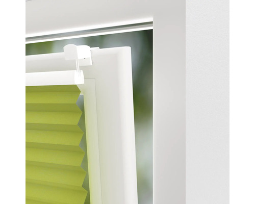 Detailansicht eines Fensterplissees am Fensterrahmen