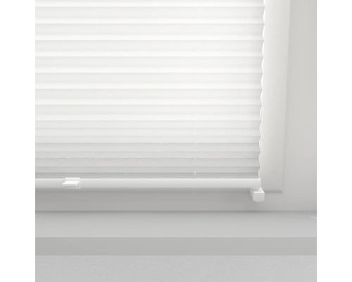 Nahaufnahme einer weißen Plisseejalousie am Fenster