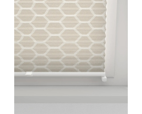 Plissee mit geometrischem Muster am Fenster