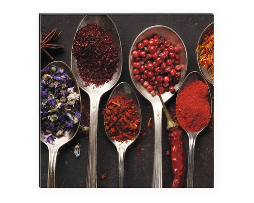 Dekoratives Bild mit verschiedenen Gewürzen in Löffeln
