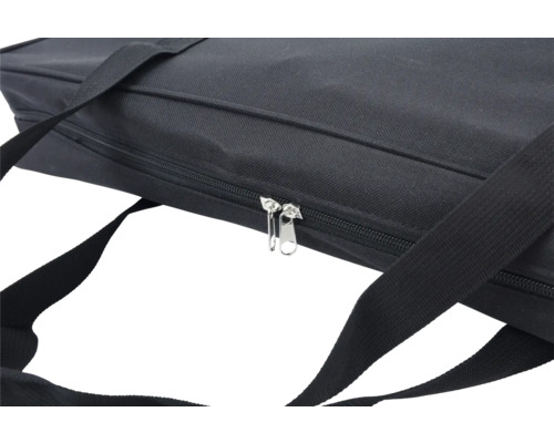 Detailaufnahme einer schwarzen Tragetasche mit Reißverschluss und Tragegurten
