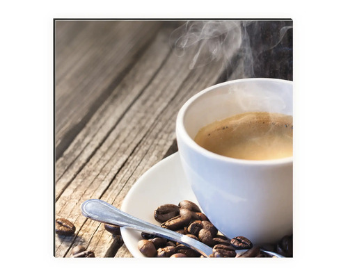 Kaffee Tasse mit Kaffeebohnen und Löffel auf Holzbrett