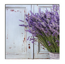Dekoration mit Lavendel und Holzpaneel