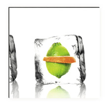 Dekoratives Bild mit einer Limette und einer Orangenscheibe im Eiswürfel