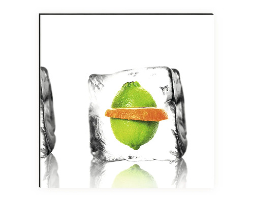 Dekoratives Bild mit einer Limette und einer Orangenscheibe im Eiswürfel