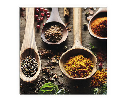 Dekorative Küchenrückwand mit Gewürzen und Holzlöffeln