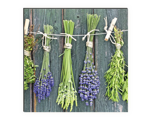 Dekoratives Wandbild mit Kräutern an einer Wäscheleine vor einer Holzwand