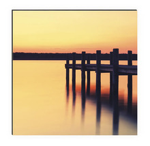 Wandbild mit Steg am See bei Sonnenuntergang