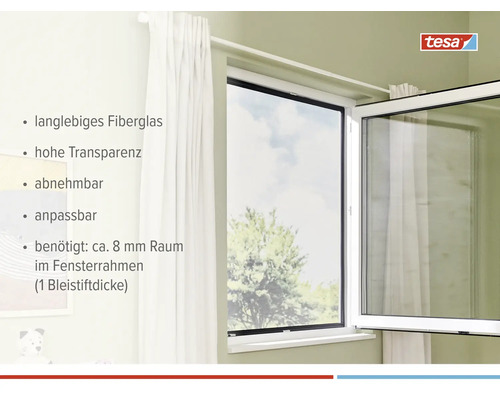 Geöffnetes Fenster mit Fiberglas-Fliegengitter und Tesa Logo