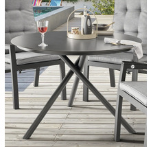 Runder Gartentisch mit Aluminiumgestell auf einer Holzterrasse