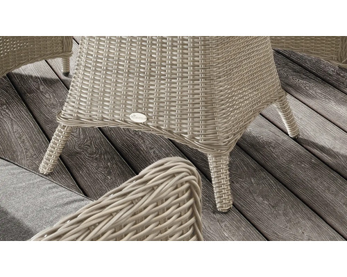 Detailansicht eines Rattansessels auf einem Holzboden