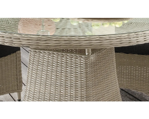 Detailansicht eines Gartentisches mit Glasplatte und geflochtenem Sockel