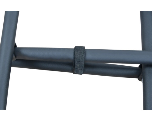 Detailaufnahme der Unterseite eines Hockers mit Befestigungsband