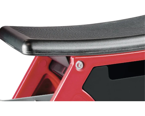 Detailansicht eines Werkstatthockers mit Sitzfläche und rotem Gestell