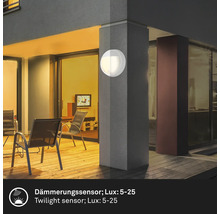 Runde Außenleuchte an einer Säule mit Dämmerungssensor