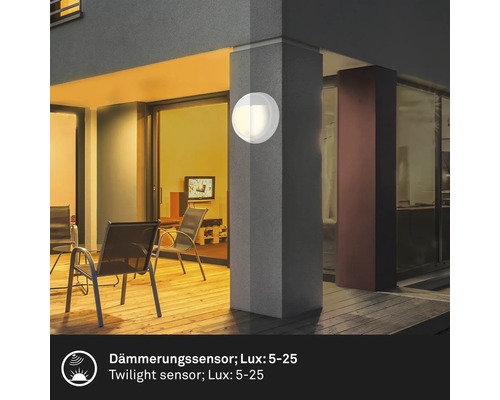 Runde Außenleuchte an einer Säule mit Dämmerungssensor
