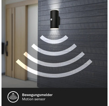 Wandleuchte mit Bewegungsmelder an einer Hauswand