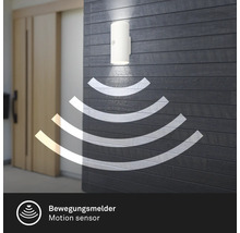 Wandleuchte mit Bewegungsmelder an einer Hauswand