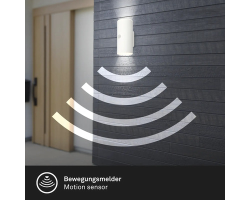 Wandleuchte mit Bewegungsmelder an einer Hauswand