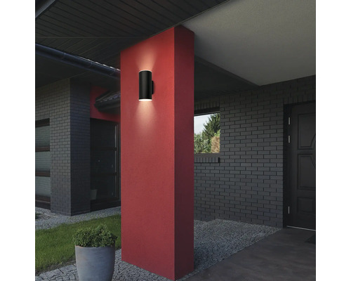 Moderne Fassadenbeleuchtung mit schwarzer Wandleuchte an einer Hauswand