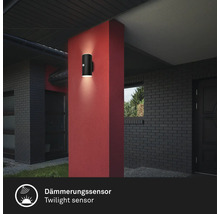 Außenwandleuchte mit Dämmerungssensor an Hauswand
