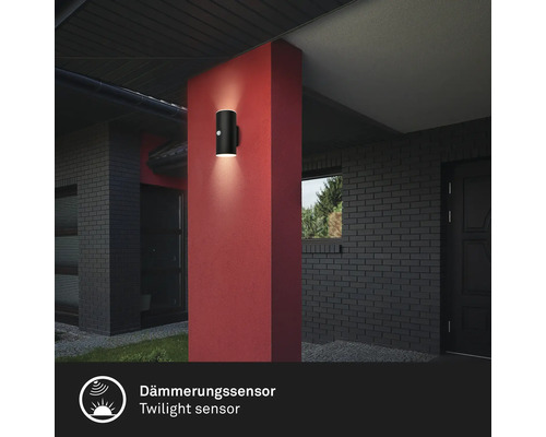 Außenwandleuchte mit Dämmerungssensor an Hauswand