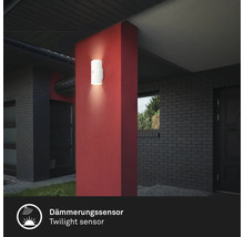 Außenwandleuchte mit Dämmerungssensor an Hauswand