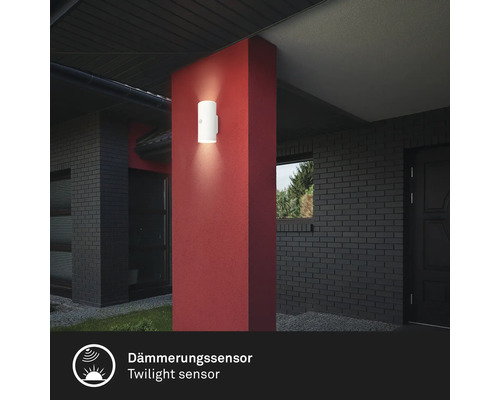 Außenwandleuchte mit Dämmerungssensor an Hauswand