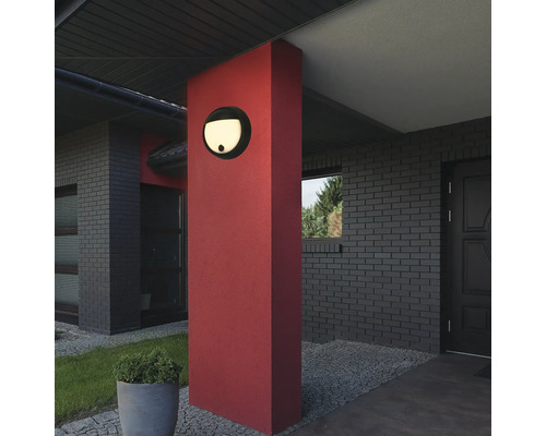 Außenansicht eines Hauses mit einer runden Wandleuchte an einer Säule.