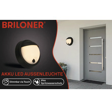 Briloner Logo. Wandmontierte LED-Aussenleuchte mit Akku und IP44 Spritzwasserschutz.