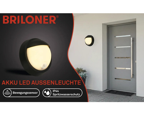 Briloner Akku LED Aussenleuchte mit Bewegungssensor und Spritzwasserschutz IP44 an einer Hauswand montiert.