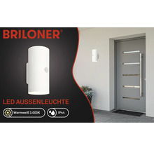 Briloner Logo. LED Außenleuchte mit Bewegungsmelder neben einer Haustür.