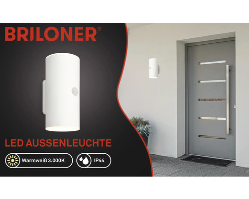 Briloner Logo. LED Außenleuchte mit Bewegungsmelder neben einer Haustür.