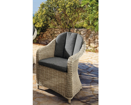Geflochtener Sessel mit Polsterauflagen für den Außenbereich