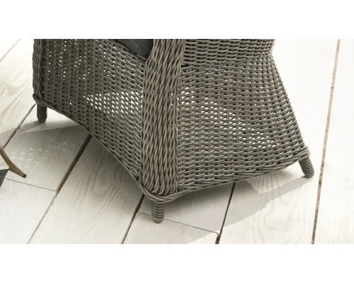 Detailaufnahme von Gartenmöbeln aus Rattan mit Füßen